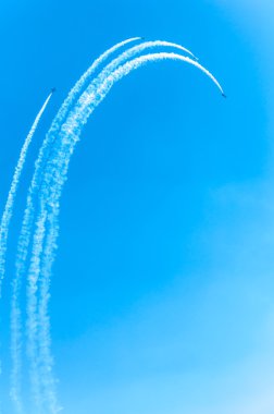 Acrobat uçak saldırıda turbo sinek üzerinde gökyüzü  