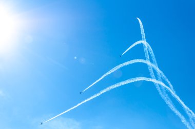 Acrobat uçak saldırıda turbo sinek üzerinde gökyüzü  