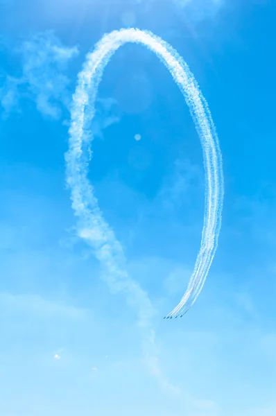 Acrobat Ataque de aviones en vuelo turbo en el cielo — Foto de Stock