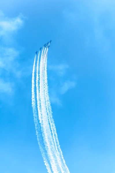 涡轮增压 acrobat 飞机攻击飞上天空 — 图库照片