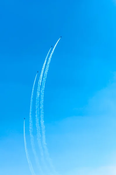 Acrobat Attaque aérienne en vol turbo dans le ciel — Photo