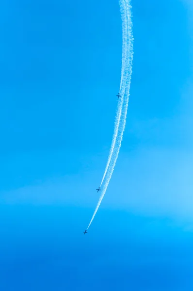 Avión de combate ataca en vuelo turbo en el cielo — Foto de Stock
