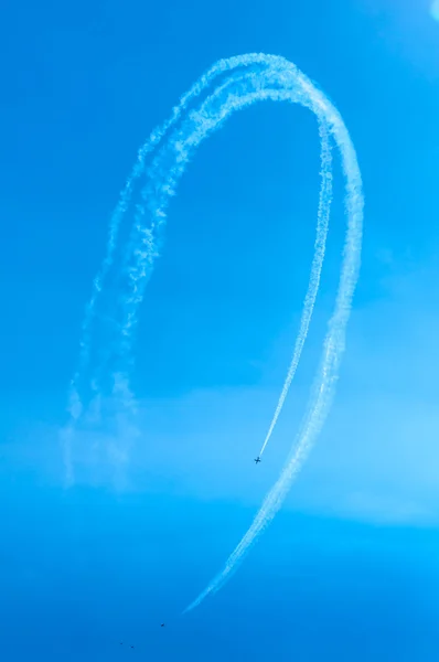 Напади літаків-винищувачів у турбо-літаку на небі — стокове фото