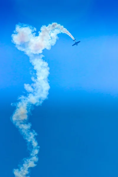 Fighter plan attacker i turbo flyger på himlen — Stockfoto