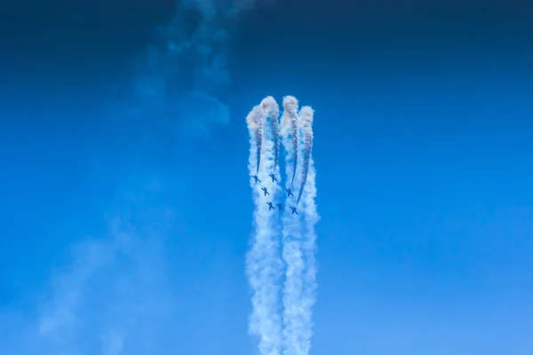 Avión de combate ataca en vuelo turbo en el cielo — Foto de Stock