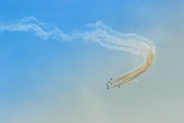 Avcı uçağı saldırılarda turbo gökyüzünde uçmak   