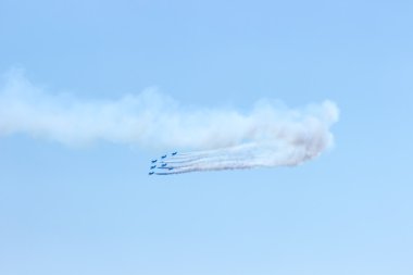 Avcı uçağı saldırılarda turbo gökyüzünde uçmak   