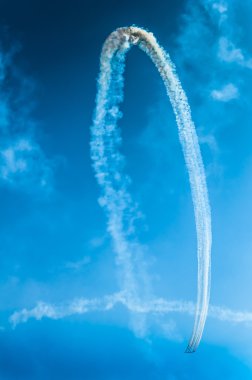 Avcı uçağı ile gökyüzü turbo anında saldırıda döngü    