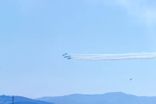 Attaques d'avions de chasse en turbo volent sur le ciel — Photo