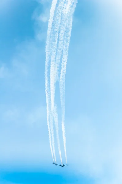 Винищувач циркулює з атакою в турбо-літаку на небі — стокове фото