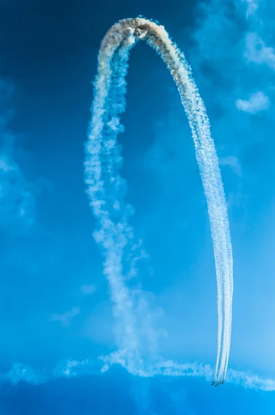 Kampfflugzeug kreist mit Turbo-Angriff am Himmel lizenzfreie Stockbilder