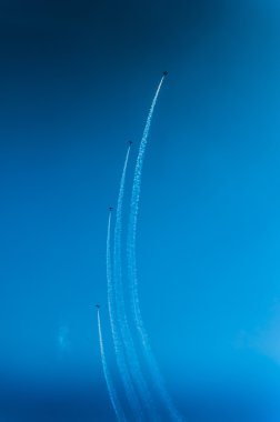 Avcı uçağı ile gökyüzü turbo anında saldırıda döngü    