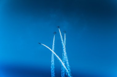 Avcı uçağı ile gökyüzü turbo anında saldırıda döngü    