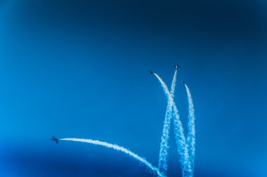 Avcı uçağı ile gökyüzü turbo anında saldırıda döngü    