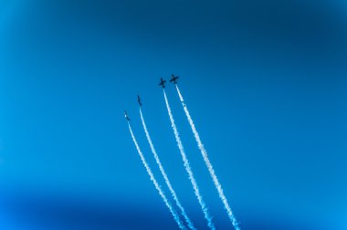 Avcı uçağı ile gökyüzü turbo anında saldırıda döngü    