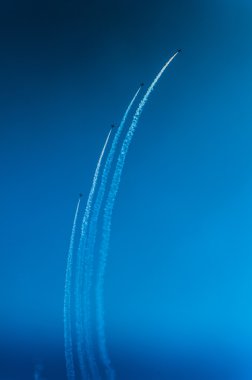 Avcı uçağı ile gökyüzü turbo anında saldırıda döngü    