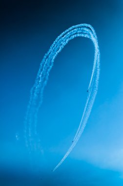 Avcı uçağı ile gökyüzü turbo anında saldırıda döngü    