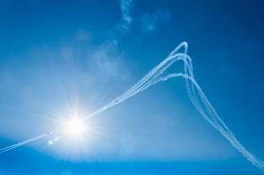 Avcı uçağı ile gökyüzü turbo anında saldırıda döngü    