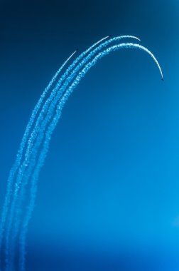 Avcı uçağı ile gökyüzü turbo anında saldırıda döngü    