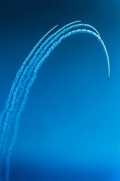 Vadászrepülőgép hurkolás a támadás a turbo repülni az égen — Stock Fotó
