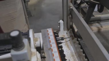 Bir marangozluk makinesinin içinde değirmen kesicisi. Mobilya yapımı için profesyonel ekipman kavramı