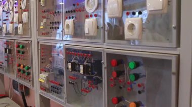 Elektrik mühendisliği için üniversite eğitim laboratuvarı. Teknik uzman öğrencilerin pratik eğitimi için elektrik devreleri, anahtarlar ve düğmeleri olan stantların yakın çekimleri.