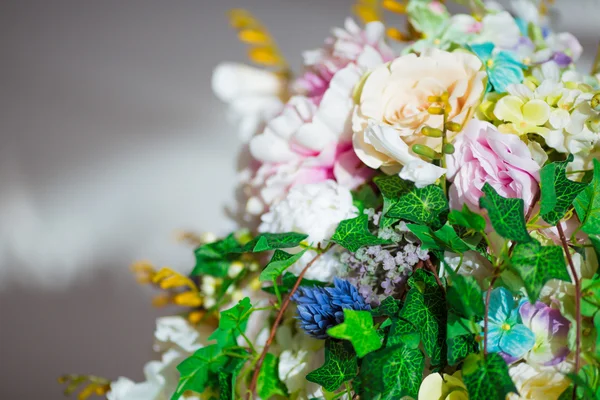 Mooie bloemen in klassiek wit interieur — Stockfoto