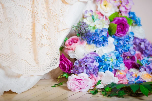 Hermosas flores en el interior blanco clásico —  Fotos de Stock