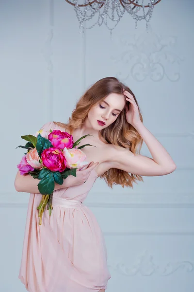 Retrato de niña hermosa con flores — Foto de Stock