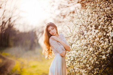 Mutlu güzel genç kadın rahatlatıcı çiçeği Park.