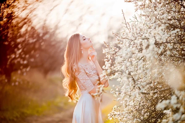 Mutlu güzel genç kadın rahatlatıcı çiçeği Park.