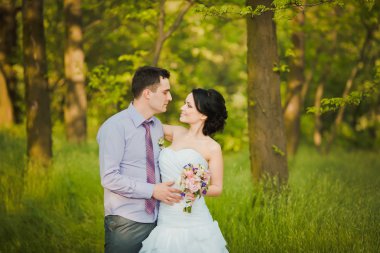 Mutlu gelin ve Damat Düğün günü kutluyor. Evli çift kucaklama