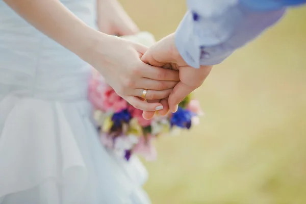 Giovane e felice coppia sposata che si tiene per mano. Romanticismo — Foto Stock