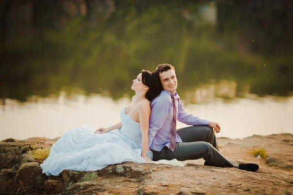 Feliz novia y novio celebrando el día de la boda. Pareja casada sentada juntos —  Fotos de Stock