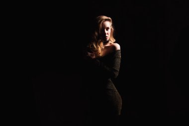 Moda fotoğraf içinde zarif akşam genç kadın