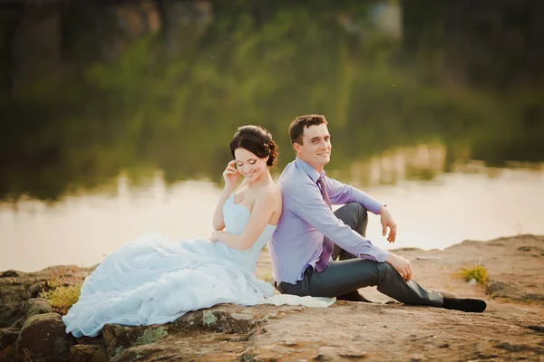 Feliz novia y novio celebrando el día de la boda. Pareja casada sentada juntos —  Fotos de Stock