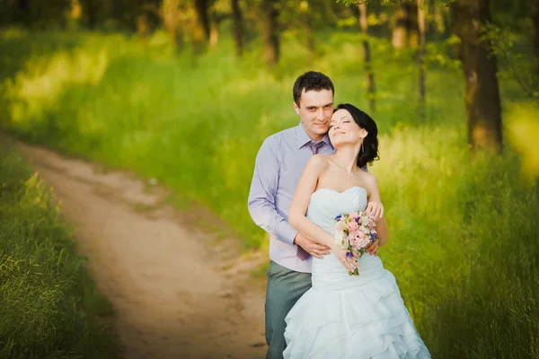 Feliz novia y novio celebrando el día de la boda. matrimonio abrazo pareja —  Fotos de Stock