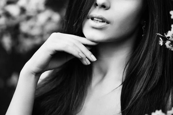 Ritratto di moda in bianco e nero di bella donna con labbra tenerezza dito . — Foto Stock