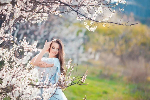 Uzun sağlıklı üfleme saç rahatlatıcı günbatımı Park olan güzel kadın. — Stok fotoğraf