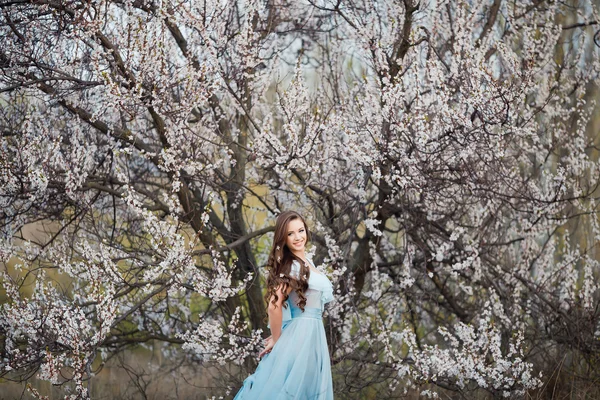 Uzun sağlıklı üfleme saç rahatlatıcı günbatımı Park olan güzel kadın. — Stok fotoğraf