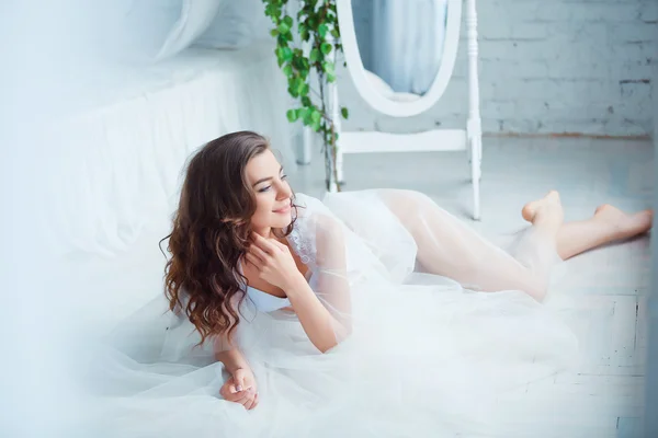 Perfect sexy woman with long hair, big full lips posing at bedroom, wearing luxury stylish white lingerie. — Stock Photo, Image