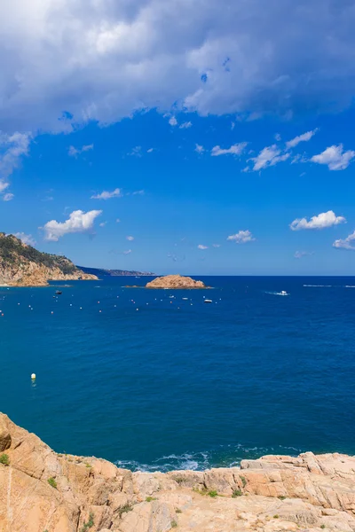 Mediterraan landschap met rotsen en blauwe hemel — Stockfoto
