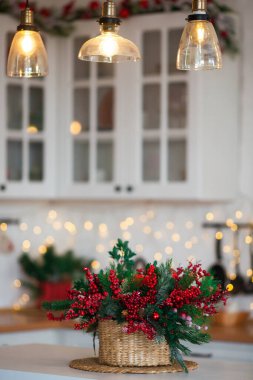 Yeni yıl kavramı. New Luxury Home Close Up 'ta modern mutfak. Noel Biçimiyle süslenmiş.