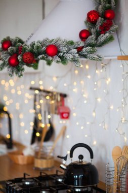 Yeni yıl kavramı. New Luxury Home Close Up 'ta modern mutfak. Noel Biçimiyle süslenmiş.