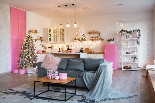 クリスマスツリーとギフトで飾られた快適なソファ付きのモダンなスタジオリビングルームのインテリア — ストック写真