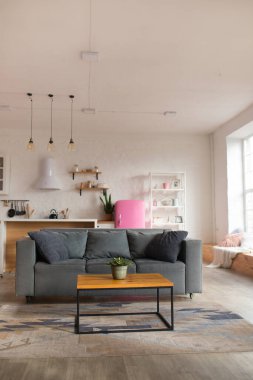 Geniş pencereli ve yaşam alanı olan modern açık mutfak.