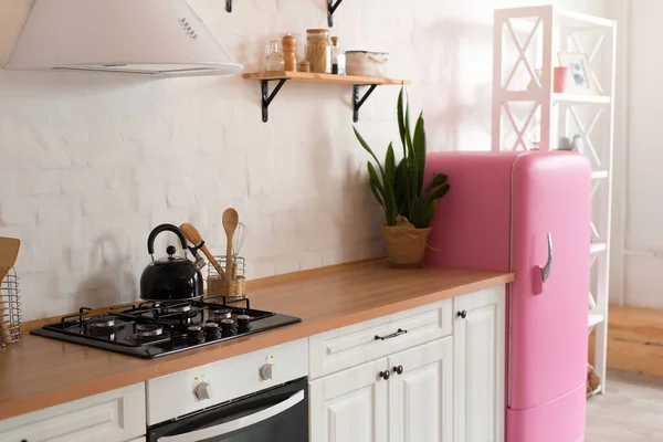 Interior de la cocina moderna con isla, fregadero, gabinetes y ventana grande en el nuevo hogar de lujo. — Foto de Stock