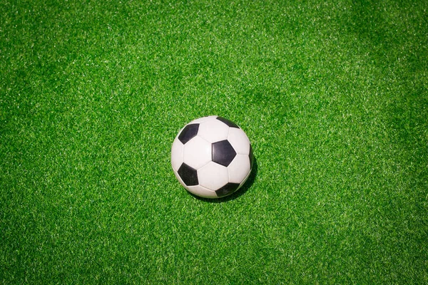Futebol Europeu, Bola de futebol na grama verde — Fotografia de Stock