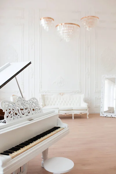 Белый рояль в элегантном классическом интерьере — стоковое фото