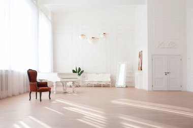 Kaliteli mobilyaları, büyük pencereleri, aynaları, avizeleri ve kuyruklu piyanosu olan klasik tarz bir odanın zengin iç mekanı..